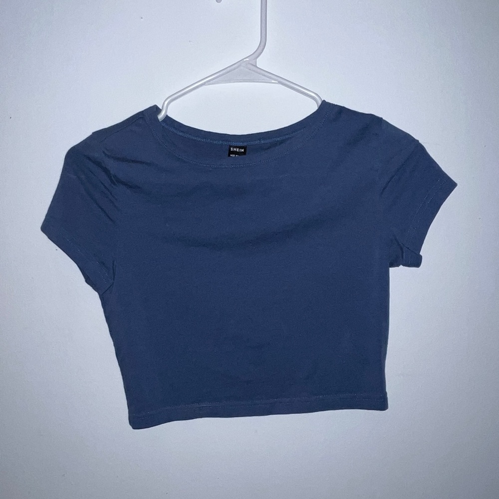 blue cropped tee